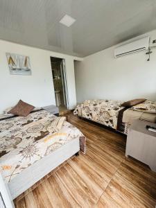 1 Schlafzimmer mit 2 Betten und Holzboden in der Unterkunft On time view in Providencia