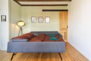 sypialnia z dużym łóżkiem w pokoju w obiekcie LE LUXUEUX - Netflix I WIFI I CENTRE - Design & Cosy w mieście Valenciennes