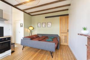 sypialnia z łóżkiem i telewizorem w pokoju w obiekcie LE LUXUEUX - Netflix I WIFI I CENTRE - Design & Cosy w mieście Valenciennes