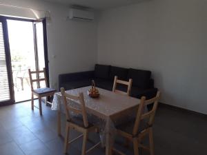 ein Wohnzimmer mit einem Tisch und einem Sofa in der Unterkunft Ferienwohnung für 4 Personen ca 48 m in Privlaka, Dalmatien Norddalmatien in Privlaka