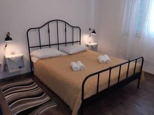 ein Schlafzimmer mit einem Bett mit zwei Kissen darauf in der Unterkunft Ferienwohnung für 4 Personen ca 48 m in Privlaka, Dalmatien Norddalmatien in Privlaka