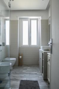 A bathroom at Attico vista mare