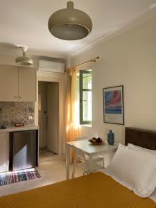 Postel nebo postele na pokoji v ubytování Στούντιο σε ανακαινισμένο αρχοντικό του 19ου αιώνα, κέντρο Μύρινας