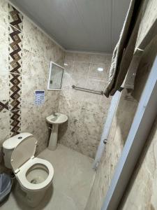 łazienka z toaletą i umywalką w obiekcie On time view w mieście Providencia