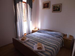 a bedroom with a bed with towels on it at Ferienwohnung für 4 Personen 2 Kinder ca 52 m in Fiorini, Istrien Umag und Umgebung in Fiorini