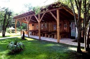 a wooden pavilion with a picnic table in a park at Ferienwohnung für 4 Personen 2 Kinder ca 52 m in Fiorini, Istrien Umag und Umgebung in Fiorini