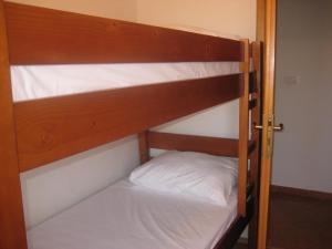 a couple of bunk beds in a room at Ferienwohnung für 4 Personen 2 Kinder ca 52 m in Fiorini, Istrien Umag und Umgebung in Fiorini +2 photos