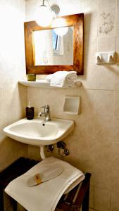 bagno con lavandino e specchio di Kamara Apartments Marmari a Marmári