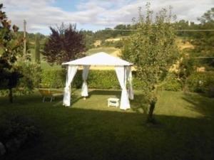 ein weißer Pavillon in der Mitte eines Gartens in der Unterkunft Ferienwohnung für 4 Personen ca 65 m in San Miniato, Toskana Provinz Florenz in San Miniato