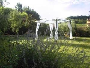 ein weißer Pavillon in der Mitte eines Gartens in der Unterkunft Ferienwohnung für 4 Personen ca 65 m in San Miniato, Toskana Provinz Florenz in San Miniato