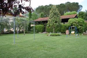 eine Schaukel in einem Hof mit einem Haus in der Unterkunft Ferienwohnung für 4 Personen ca 65 m in San Miniato, Toskana Provinz Florenz in San Miniato