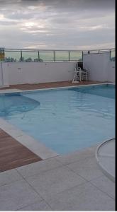 Apartamento Alto Padrão في غوارويا: حمام سباحة كبير أعلى مبنى