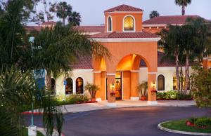 een weergave van een resortgebouw bij Cortona Inn and Suites Anaheim Resort in Anaheim