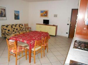 a dining room with a table and chairs and a room at Ferienwohnung für 4 Personen 2 Kinder ca 60 qm in Rosolina Mare, Adriaküste Italien Venedig und Umgebung in Rosolina