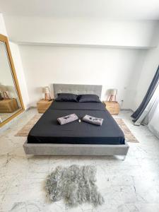 - une chambre avec un lit et 2 serviettes dans l'établissement Modern 2 bedroom flat in Jardins Menzah, à Tunis