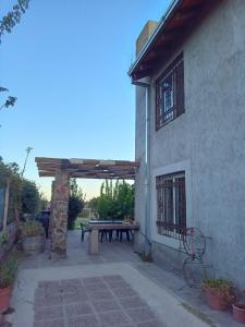 eine Terrasse mit einem Picknicktisch neben einem Gebäude in der Unterkunft Casa Müller Mendoza in Ciudad Lujan de Cuyo + 20 Fotos