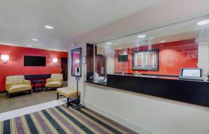 um átrio com uma sala de espera com uma mesa e cadeiras em Extended Stay America Suites - Washington DC Germantown Milestone em Germantown