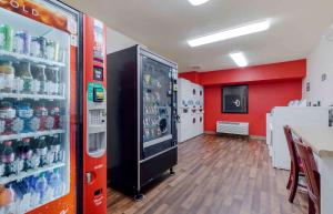 um quarto com uma máquina de venda automática de refrigerantes numa loja em Extended Stay America Suites - Washington DC Germantown Milestone em Germantown