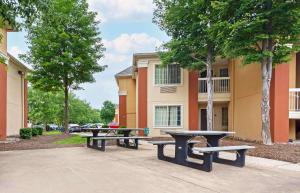 drie picknicktafels voor een gebouw bij Extended Stay America Suites Washington DC Germantown Town Center in Germantown