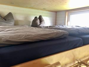 ein paar Betten in einem Zimmer in der Unterkunft Tinyhouse_Nordfriesland in Bargum