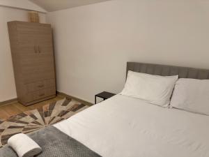 Katil atau katil-katil dalam bilik di Entire 3 Bedroom Home With Garden In London