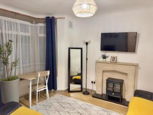 TV i/ili zabavni centar u objektu Entire 3 Bedroom Home With Garden In London