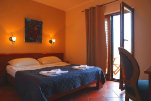 Ένα ή περισσότερα κρεβάτια σε δωμάτιο στο Garni Hotel Meduza