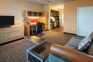 TownePlace Suites by Marriott Minneapolis near Mall of America في بلومنغتون: غرفة معيشة مع أريكة ومكتب