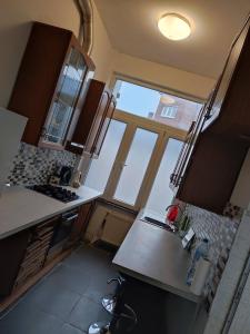 eine Küche mit einer Theke und einem großen Fenster in der Unterkunft Room in Guest room - Chambre A Bruxelles a in Brüssel