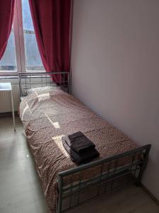 Cama pequeña en habitación con ventana en Room in Guest room - Chambre A Bruxelles a, en Bruselas