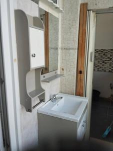 ein Bad mit einem Waschbecken und einem Spiegel in der Unterkunft Room in Guest room - Chambre A Bruxelles a in Brüssel