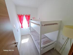 um quarto com um beliche branco e uma janela em Ferienwohnung für 3 Personen 2 Kinder ca 55 qm in Loborika, Istrien Südküste von Istrien em Loborika
