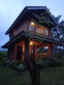 um edifício de resort com uma placa em Coconut Homestay Tetebatu em Tetebatu
