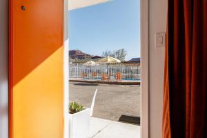 Drzwi otwarte z widokiem na dziedziniec w obiekcie Quail Park Lodge w mieście Kanab