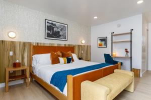 sypialnia z dużym łóżkiem i krzesłem w obiekcie Quail Park Lodge w mieście Kanab