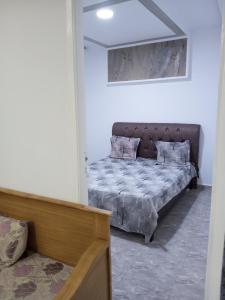 um quarto com uma cama num quarto em Dar allouch em Hanshīr Qaşr Ghallāb