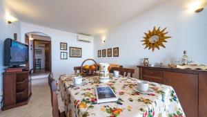 ein Esszimmer mit einem Tisch und einem TV in der Unterkunft Ferienwohnung für 4 Personen ca 50 m in Costa Rei, Sardinien Sarrabus Gerrei - b44752 in Costa Rei
