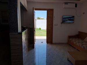 um corredor com uma porta para um quarto com vista em Dar allouch em Hanshīr Qaşr Ghallāb