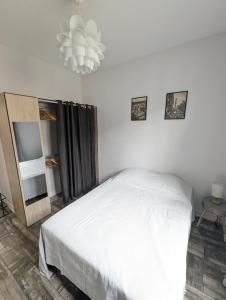 Ein Bett oder Betten in einem Zimmer der Unterkunft Appartement de charme confortable à 25min de Paris - hyper centre, 1min de la gare RER, parking et wifi