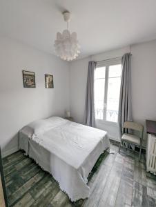 Ein Bett oder Betten in einem Zimmer der Unterkunft Appartement de charme confortable à 25min de Paris - hyper centre, 1min de la gare RER, parking et wifi