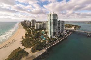 - une vue aérienne sur la plage et les bâtiments dans l'établissement The Ritz-Carlton Bal Harbour, Miami, à Miami Beach