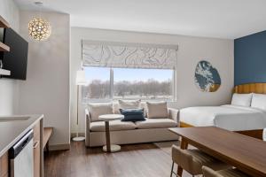 pokój hotelowy z łóżkiem, kanapą i stołem w obiekcie Element Springfield South w mieście Springfield +26 zdjęć