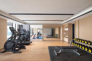 un gimnasio con cintas de correr y equipos de ejercicio en una habitación en Fairfield by Marriott Chengdu Hi-Tech Zone en Chengdú