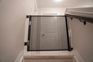 Cette chambre dispose d'une fenêtre en verre et d'un escalier. dans l'établissement Transpark Home, à Ottawa