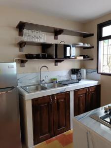 eine Küche mit einer Spüle und einer Arbeitsplatte in der Unterkunft El Rinconcito de la Antigua in Antigua Guatemala