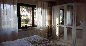 Schlafzimmer mit einem Bett und einem Fenster in der Unterkunft Ferienwohnung für 6 Personen ca 100 m in Friedrichroda-Finsterbergen, Thüringen Rennsteig in Friedrichroda