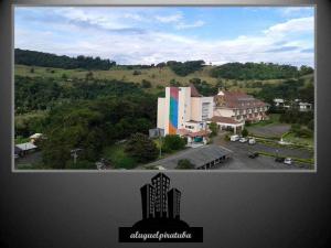 two pictures of a city with a building and a town at Excelente apto 501, apenas 5 min das Thermas in Piratuba