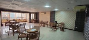 un ristorante con tavoli e sedie e una sala con tavoli e sedie di Best Dreams Hotel a Il Cairo