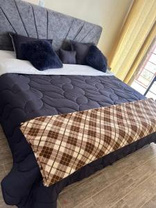 Un pat sau paturi într-o cameră la CABAÑAS CRISTALES DE BELLA VISTA