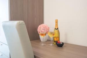 een fles champagne en twee glazen op een tafel bij Ferienwohnung für 4 Personen ca 58 qm in Alghero, Sardinien Sassarese in Alghero